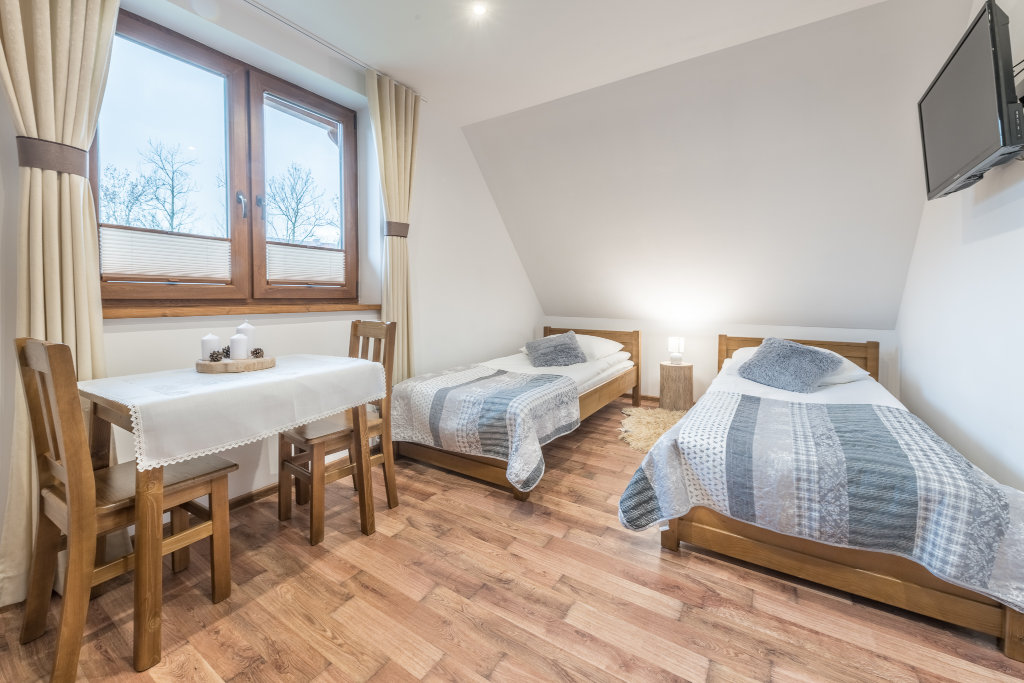 Pokój 3-osobowy z łazienką poza pokojem