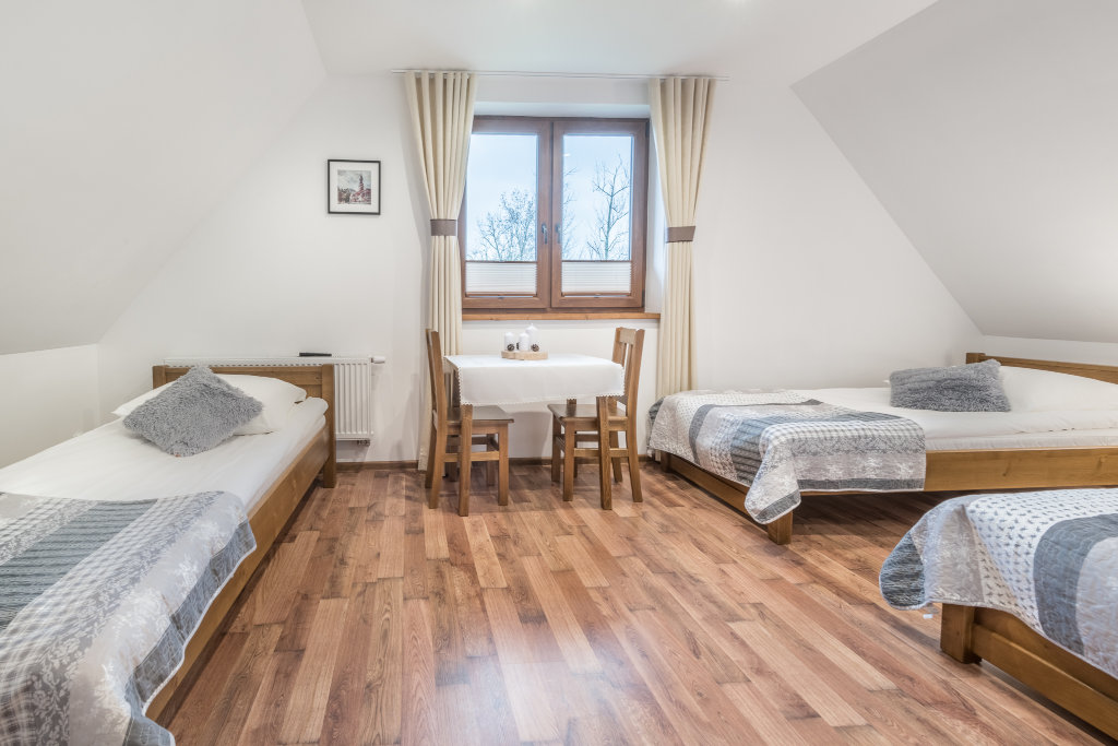 Pokój 3-osobowy z łazienką poza pokojem