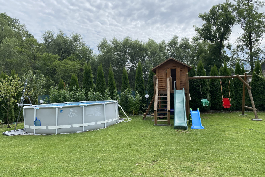 Basen i plac zabaw pensjonatu Pietrasówka