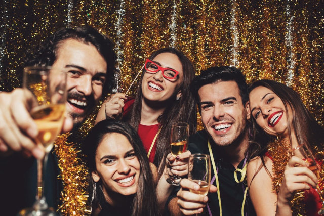 Czwórka przyjaciół świętuje nadejście Nowego Roku