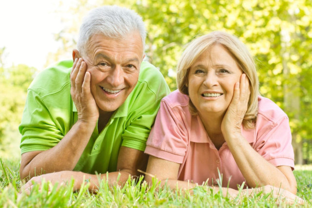 Mężczyzna i kobieta na stoku narciarskim