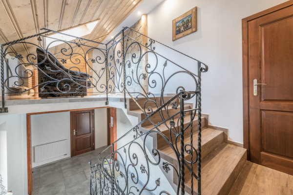 Schody prowadzące na piętro pensjonatu Pietrasówka