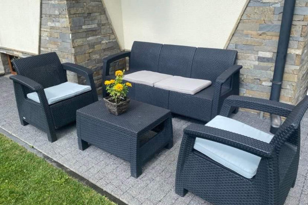 Meble wypoczynkowe w ogrodzie pensjonatu Pietrasówka