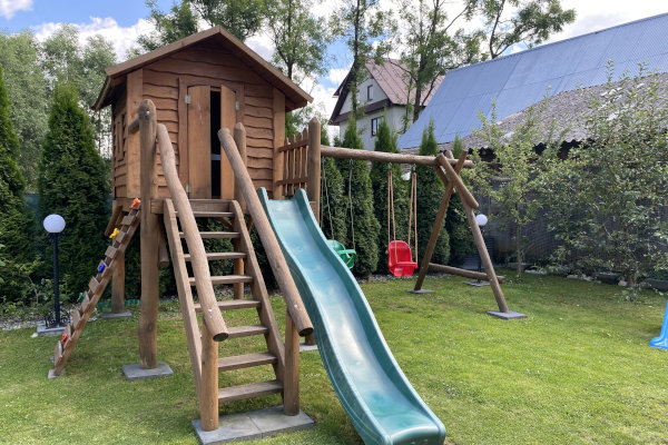 Plac zabaw w ogrodzie pensjonatu Pietrasówka